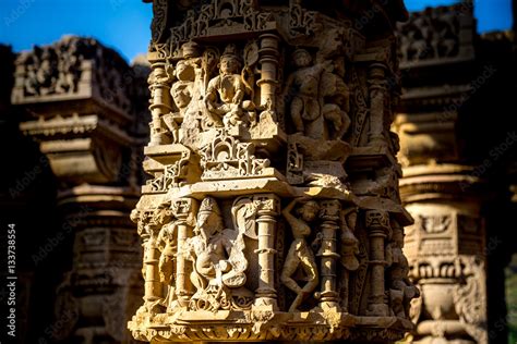 The Kiradu Mahadeva Temple: A Symphony of Sandstone and Divine Majesty!