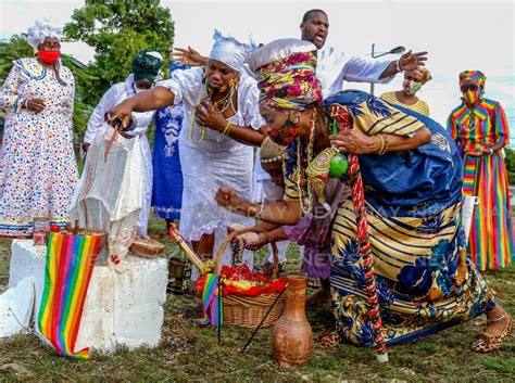 The Orisha Dance: An Ethereal Canvas of Spiritually Charged Movement and Vibrant Pigmentations!